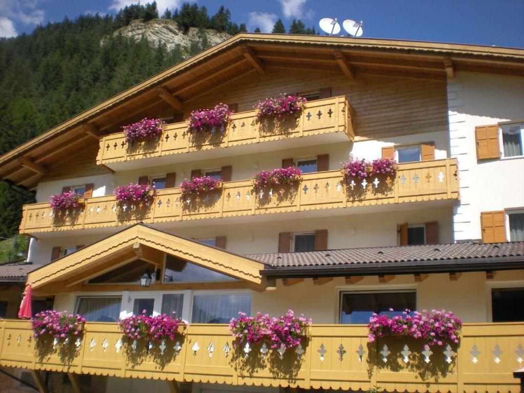 Albergo Fiordaliso Canazei Esterno foto